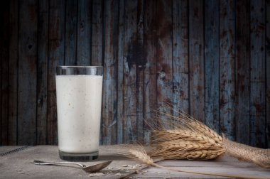 Taze süt ürünleri ve buğday rustik ahşap zemin üzerinde. Organik tarım süt kavramı