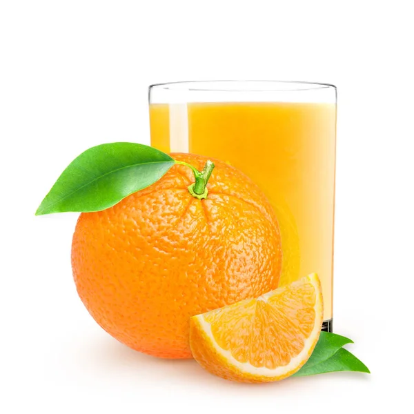 Izolovaný drink. Sklenice pomerančové šťávy a plátky pomerančového ovoce izolované na bílém pozadí — Stock fotografie