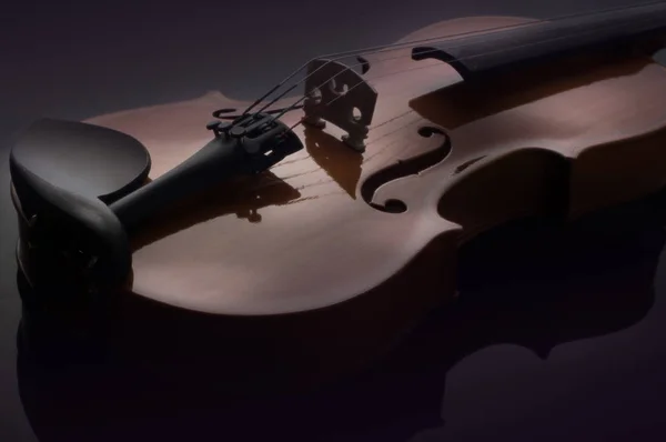 Hudební nástroje housle orchestr closeup na černém pozadí — Stock fotografie