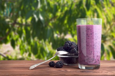 Serisi BlackBerry yoğurt yüzlü cam ve taze çilek