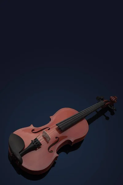 Скрипкові музичні інструменти оркестру крупним планом на чорному — стокове фото