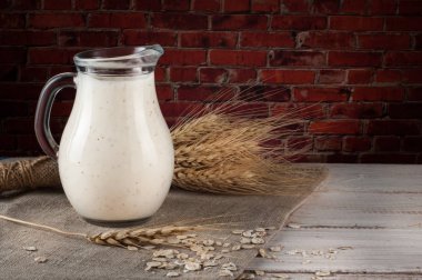 Taze süt ürünleri ve buğday rustik ahşap zemin üzerinde. Organik tarım süt kavramı