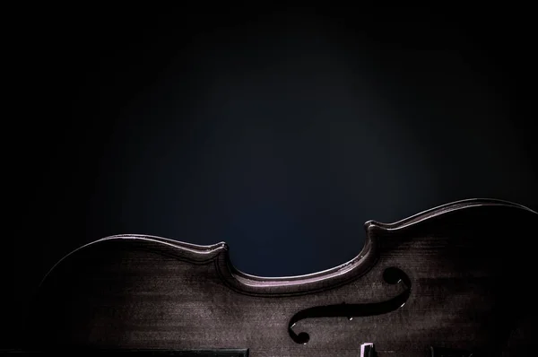 Violín instrumentos musicales de orquesta primer plano sobre negro —  Fotos de Stock