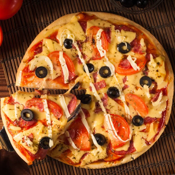 Горячая пицца с плавильным сыром на деревенском деревянном столе Лицензионные Стоковые Изображения