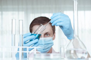 Laboratuvar bilim laboratuarında test tüpleri ile çalışma