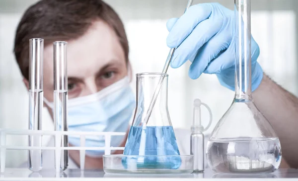 Científico de laboratorio trabajando en laboratorio con tubos de ensayo — Foto de Stock