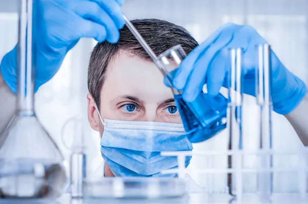 Laboratuvar bilim laboratuarında test tüpleri ile çalışma