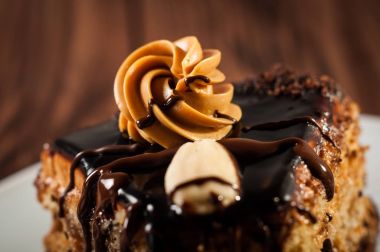 Ceviz ve haşhaş tohumu ile ev yapımı çikolatalı kek.