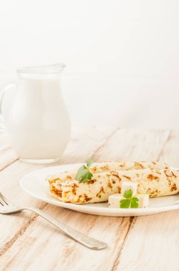 Gıda fotoğrafçılık. İnce krep doldurma ve otlar peynir dilimleri ile