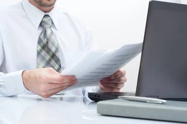 Processo de trabalho em equipe, empresários mãos apontando para laptop e documento durante a explicação de novos dados do projeto de plano na reunião . — Fotografia de Stock