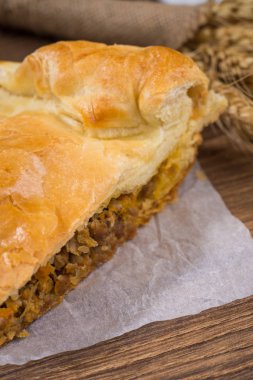 Dilimlenmiş mantar ve et lezzetli etli börek