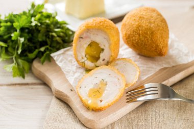 Tavuk Kiev pirzola maydanoz yaprakları ve tereyağı ile