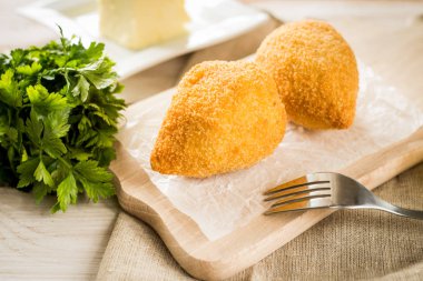 Tavuk Kiev pirzola maydanoz yaprakları ve tereyağı ile