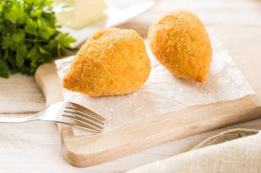 Tavuk Kiev pirzola maydanoz yaprakları ve tereyağı ile