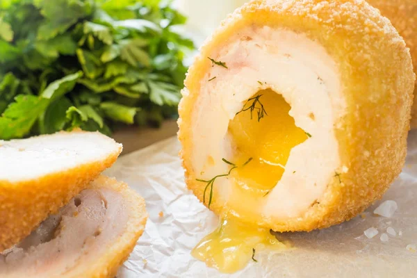 Tavuk Kiev pirzola maydanoz yaprakları ve tereyağı ile