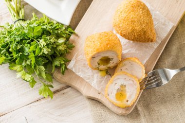 Tavuk Kiev pirzola maydanoz yaprakları ve tereyağı ile