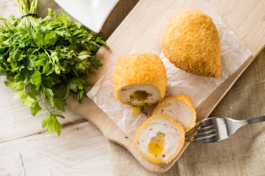 Tavuk Kiev pirzola maydanoz yaprakları ve tereyağı ile