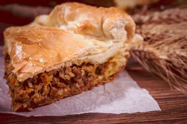 Dilimlenmiş mantar ve et lezzetli etli börek — Stok fotoğraf