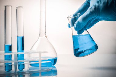 Laboratuvar bilim laboratuarında test tüpleri ile çalışma