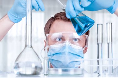 Laboratuvar bilim laboratuarında test tüpleri ile çalışma