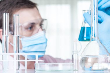 Laboratuvar bilim laboratuarında test tüpleri ile çalışma