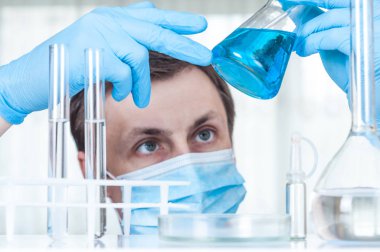 Laboratuvar bilim laboratuarında test tüpleri ile çalışma