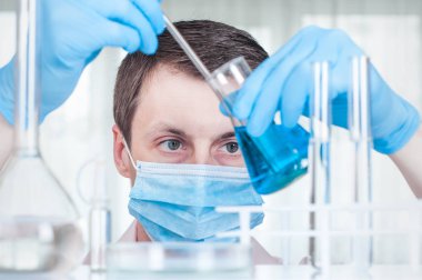 Laboratuvar bilim laboratuarında test tüpleri ile çalışma