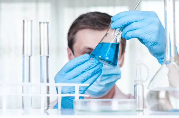 Científico de laboratorio trabajando en laboratorio con tubos de ensayo — Foto de Stock