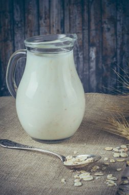 Taze süt ürünleri ve buğday rustik ahşap zemin üzerine.