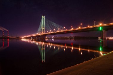 Gece şehir. Güzel parlayan köprü Nehri