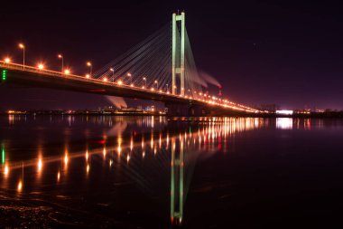 Gece şehir. Güzel parlayan köprü Nehri