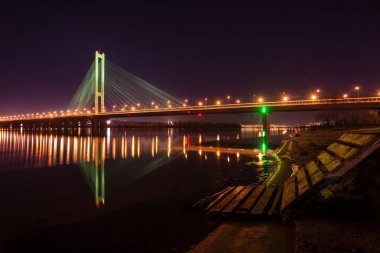 Gece şehir. Güzel parlayan köprü Nehri