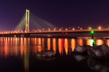 Gece şehir. Güzel parlayan köprü Nehri