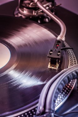 İle kulaklıklar gece kulübünde dj mikser. Müzik aleti