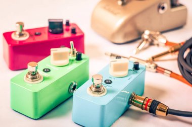 Elektro gitar stomp effectors ve kablolar Studio. Forehand anahtarlama kutusuna üzerinde odaklanmıştır.