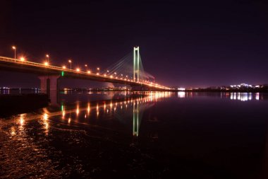 Gece şehir. Güzel parlayan köprü Nehri