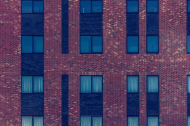 Windows ile kırmızı tuğla duvar. Desen