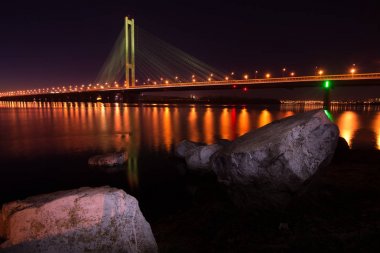 Gece şehir. Güzel parlayan köprü Nehri