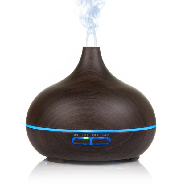 Beyaz arka plan üzerinde izole elektrik ahşap aroma yağı difüzör