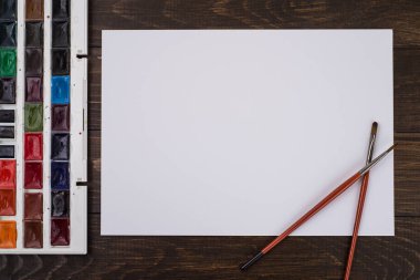 Boyalar, kalemler ve üzerinde bir yere tahta fırçaları. Görüntü ön işleme