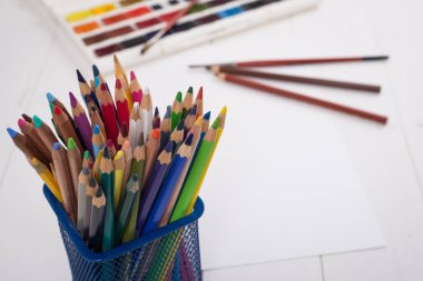 Boyalar, kalemler ve üzerinde bir yere tahta fırçaları. Görüntü ön işleme