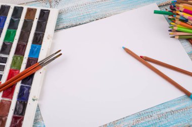 Boyalar, kalemler ve üzerinde bir yere tahta fırçaları. Görüntü ön işleme