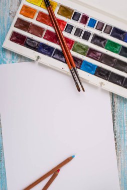 Boyalar, kalemler ve üzerinde bir yere tahta fırçaları. Görüntü ön işleme