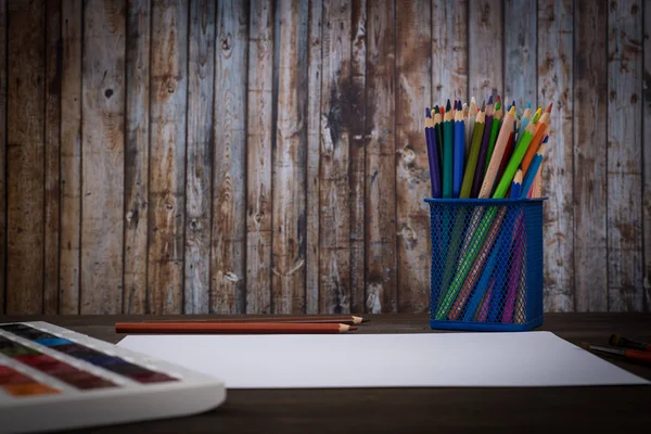 Farben, Bleistifte und Pinsel auf hölzernen Fußböden. Bildvorverarbeitung — Stockfoto