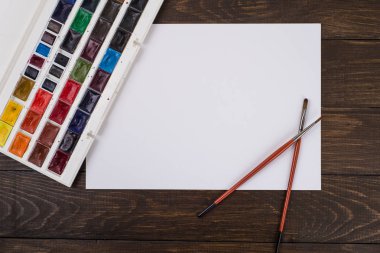 Boyalar, kalemler ve üzerinde bir yere tahta fırçaları. Görüntü ön işleme