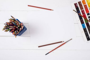 Boyalar, kalemler ve üzerinde bir yere tahta fırçaları. Görüntü ön işleme