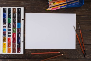 Boyalar, kalemler ve üzerinde bir yere tahta fırçaları. Görüntü ön işleme