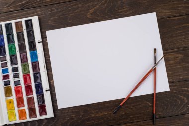 Boyalar, kalemler ve üzerinde bir yere tahta fırçaları. Görüntü ön işleme