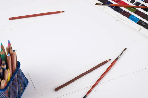 Los tintes, los lápices y los pinceles por la madera al suelo. Preprocesamiento de imágenes —  Fotos de Stock
