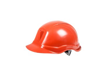 Beyaz arkaplanda kırmızı güvenlik kaskı izole edildi